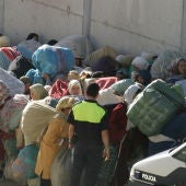 Imagen de archivo de una multitud de porteadores marroquíes en el paso fronterizo de Ceuta con Marruecos