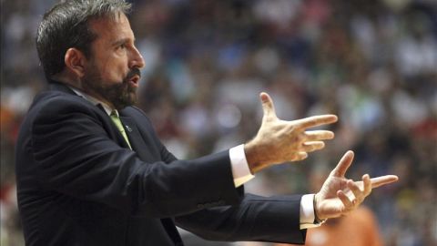 El entrenador del Unicaja M&aacute;laga Joan Plaza da instrucciones a sus jugadores