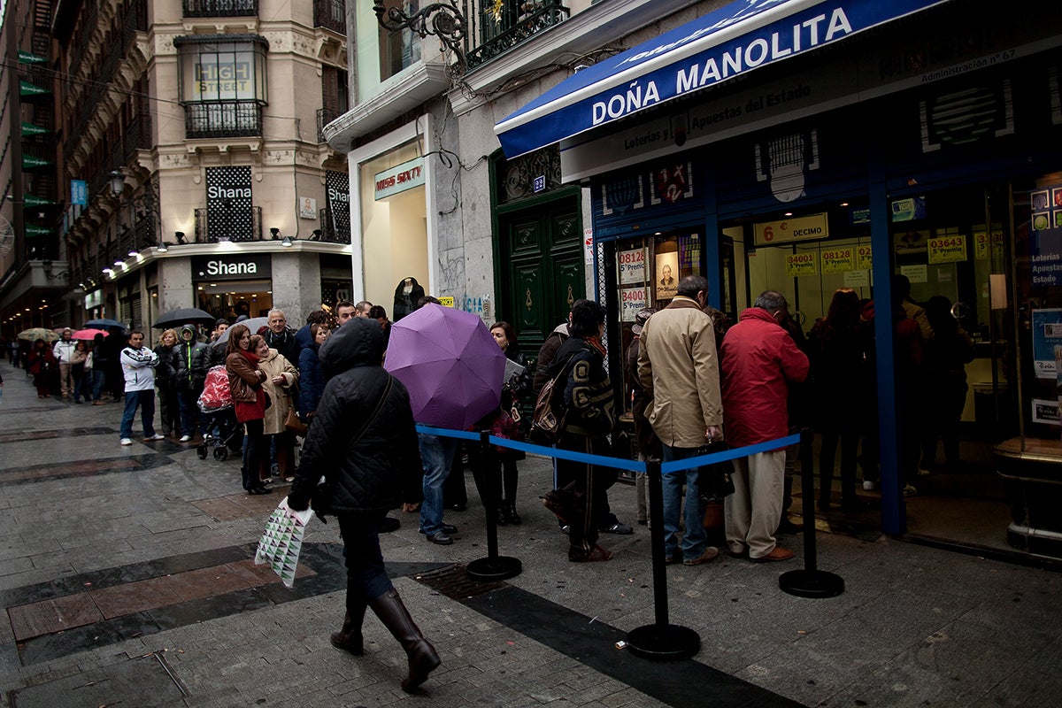 Largas colas en la administración madrileña de Doña Manolita para comprar la Lotería de Navidad Largas colas en la administración madrileña de Doña Manolita para comprar la Lotería de Navidad