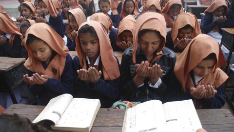 Ni&ntilde;os rezan en Pakist&aacute;n