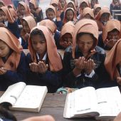 Niños rezan en Pakistán