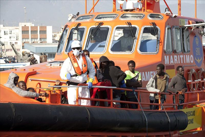 La oleada de pateras continúa en las costas andaluzas con la llegada de 69 inmigrantes La oleada de pateras continúa en las costas andaluzas con la llegada de 69 inmigrantes