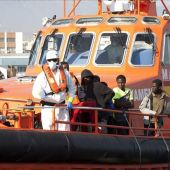 Llegada al puerto de Motril de varios inmigrantes interceptados a bordo de una patera. 