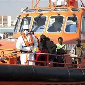 Llegada al puerto de Motril de varios inmigrantes interceptados a bordo de una patera. Llegada al puerto de Motril de varios inmigrantes interceptados a bordo de una patera.