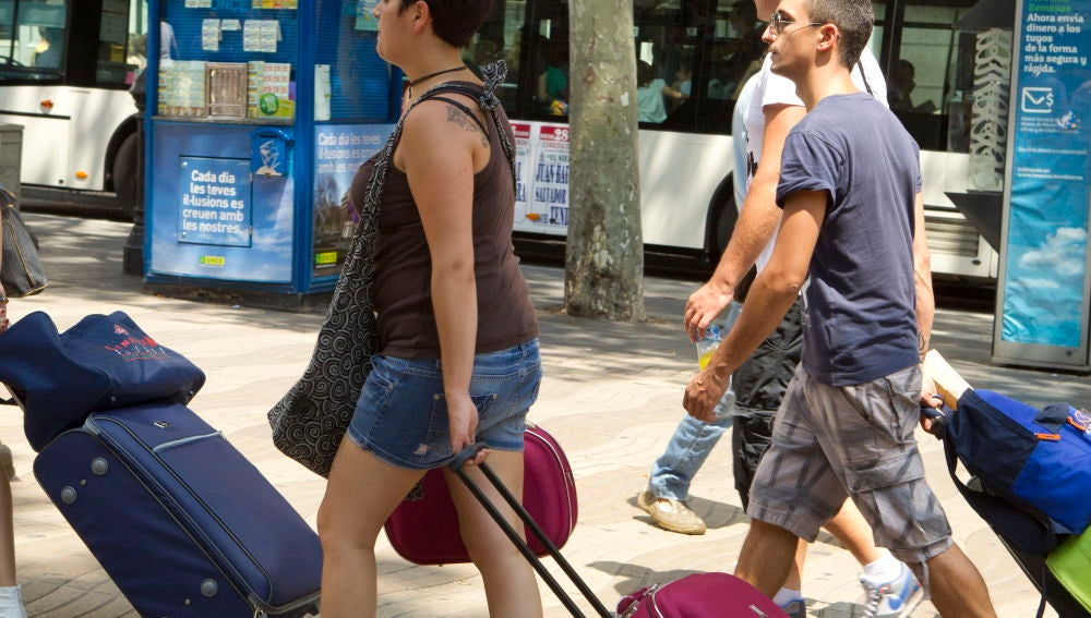 Jóvenes turistas con sus maletas 