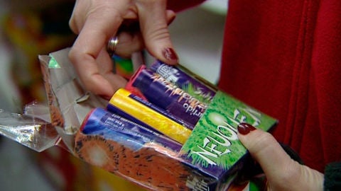 Una mujer con una caja de petardos