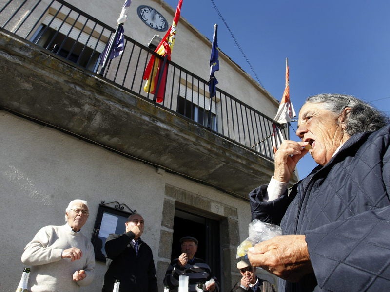 Un pueblo de Ávila toma las uvas a mediodía por la avanzada edad de sus vecinos Un pueblo de Ávila toma las uvas a mediodía por la avanzada edad de sus vecinos
