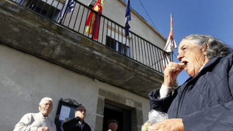 Los vecincos de Villar de Corneja se comen las uvas en la Nochevieja de 2011