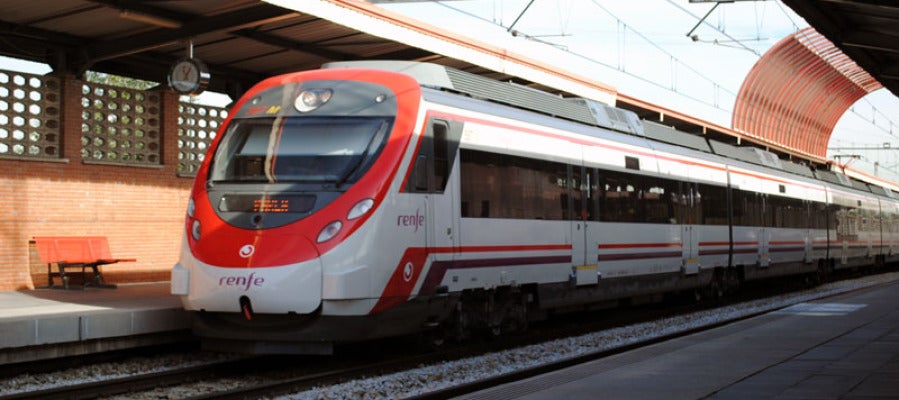 Imagen de archivo de un tren de Cercanías de Madrid Imagen de archivo de un tren de Cercanías de Madrid