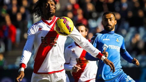 Abdoulaye Ba controla el bal&oacute;n ante Castro