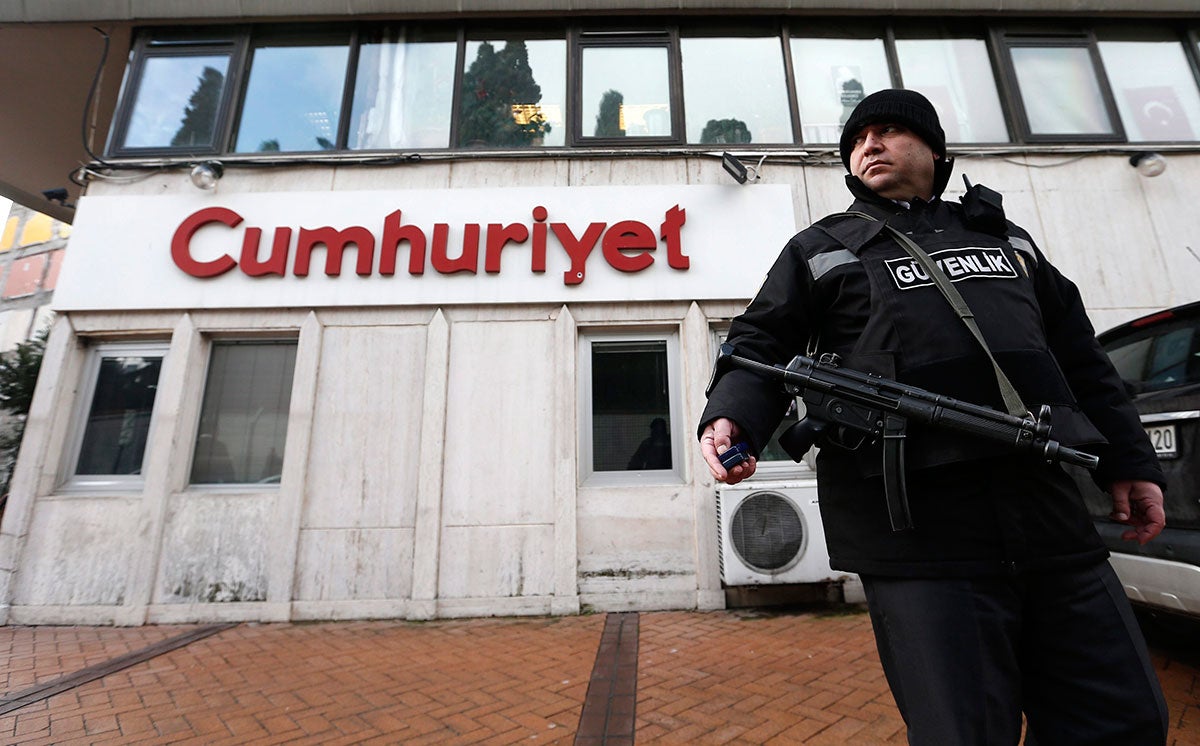 La policía turca lanza una redada contra el diario Cumhuriyet y detiene a varios periodistas La policía turca lanza una redada contra el diario Cumhuriyet y detiene a varios periodistas