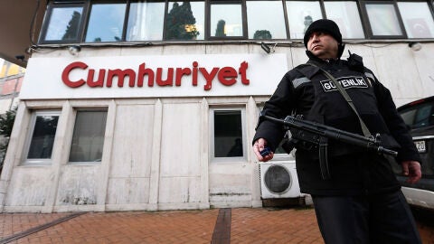 Una agente vigila la sede del Cumhuriyet, &uacute;nico diario en Turqu&iacute;a que ha publicado la portada de Charlie Hebdo