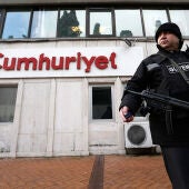 Una agente vigila la sede del Cumhuriyet, único diario en Turquía que ha publicado la portada de Charlie Hebdo