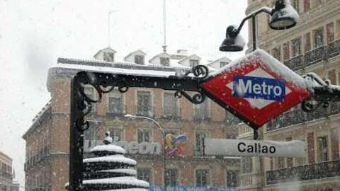 La estaci&oacute;n de metro Callao cubierta de nieve en Madrid