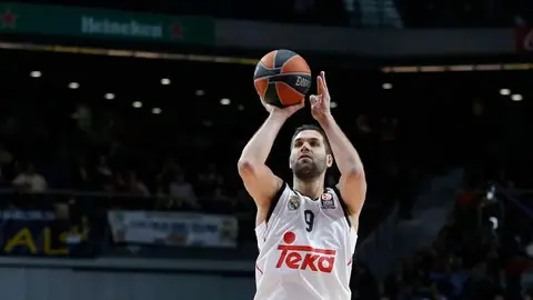 Felipe Reyes tira a canasta Felipe Reyes tira a canasta
