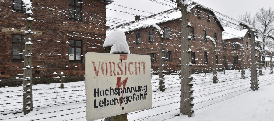 Señal de atención por valla electrificada en Auschwitz Señal de atención por valla electrificada en Auschwitz