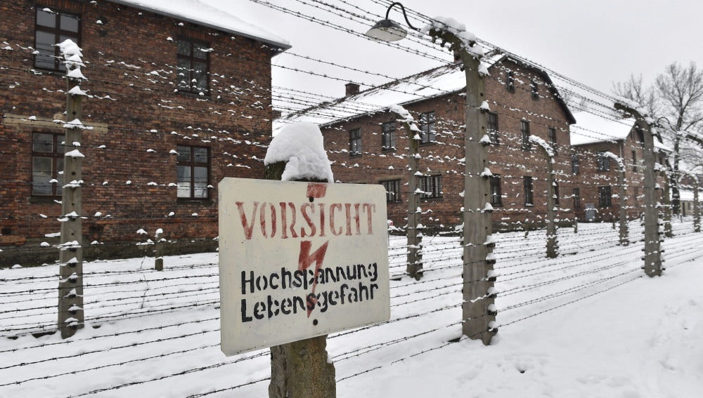 Señal de atención por valla electrificada en Auschwitz
