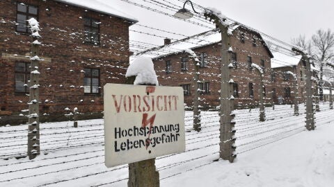 Se&ntilde;al de atenci&oacute;n por valla electrificada en Auschwitz