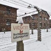 Señal de atención por valla electrificada en Auschwitz