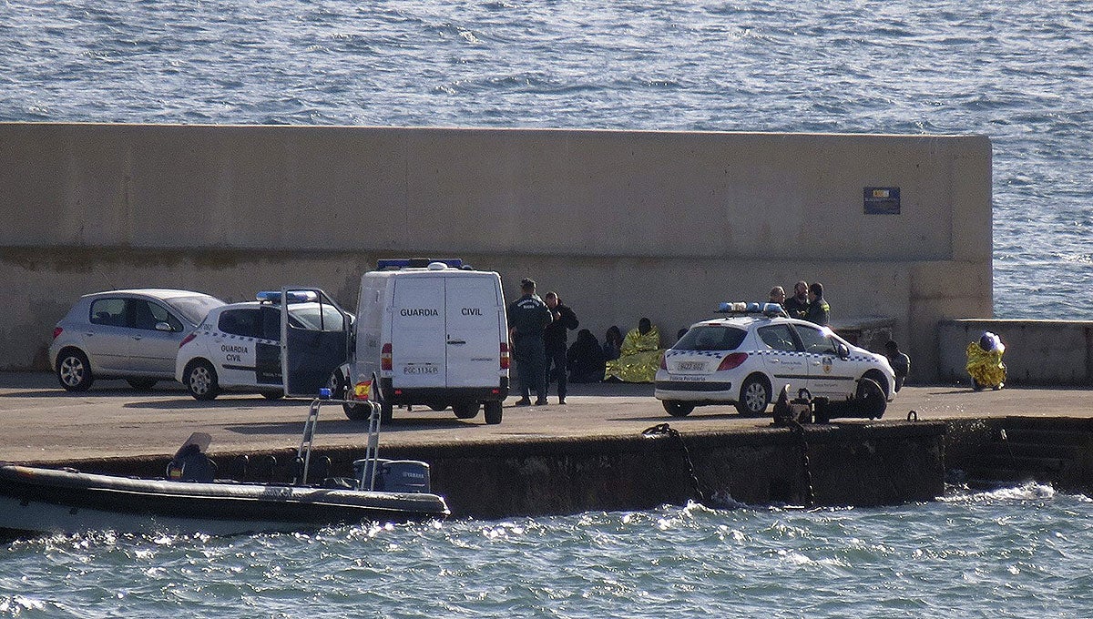 Encuentran flotando en el mar el cadáver de un inmigrante tras la llegada de una patera a Melilla Encuentran flotando en el mar el cadáver de un inmigrante tras la llegada de una patera a Melilla