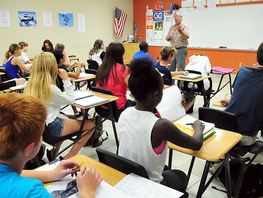 Repetidores de segundo de Bachillerato cursarán sólo las asignaturas suspensas Repetidores de segundo de Bachillerato cursarán sólo las asignaturas suspensas