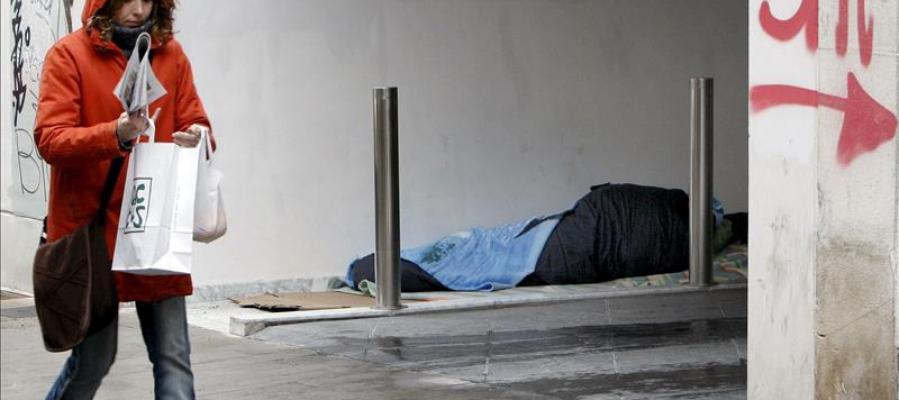 Un indigente duerme resguardado en un portal del centro de Valencia Un indigente duerme resguardado en un portal del centro de Valencia