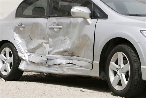 Mesa de redacción: Un coche se deja el parachoques en la calle Mesa de redacción: Un coche se deja el parachoques en la calle