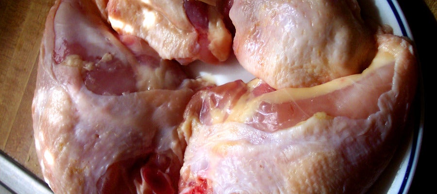 La carne de pollo, ¿cruda? ¡Nunca! La carne de pollo, ¿cruda? ¡Nunca!