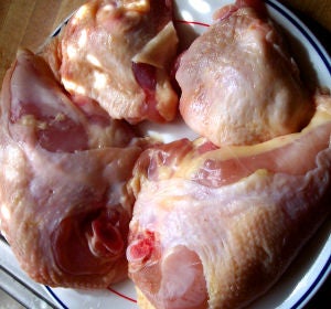 La carne de pollo, ¿cruda? ¡Nunca! La carne de pollo, ¿cruda? ¡Nunca!
