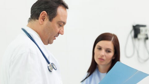 Un doctor con su paciente