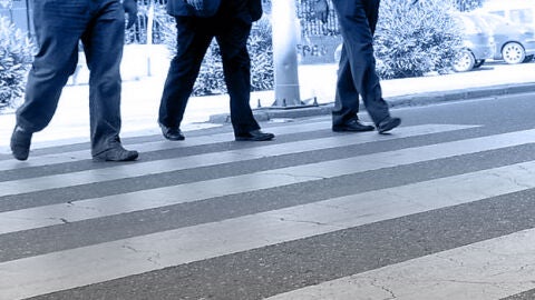 Hombres cruzando por un paso de cebra
