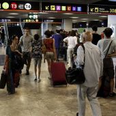 Tráfico denso de viajeros y maletas en el aeropuerto de Madrid Barajas.