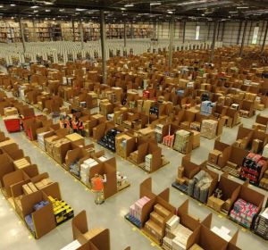 Un almacén de Amazon Un almacén de Amazon
