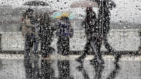 Personas con paraguas