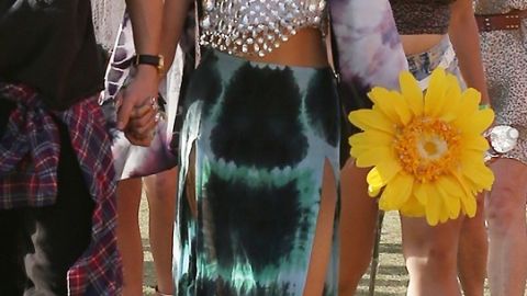 Vanessa Hudgens muy hippy con falda larga Tie Dye
