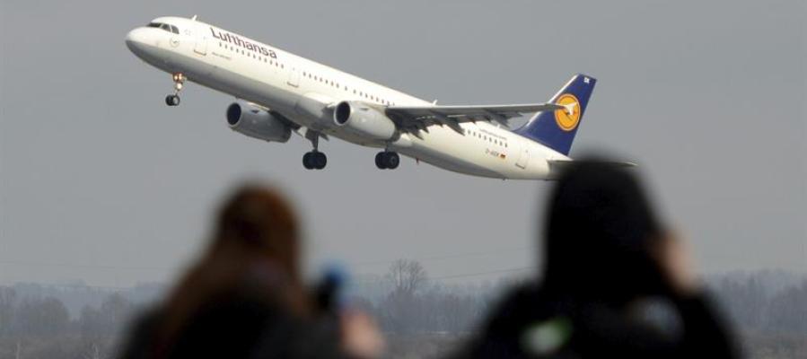 Un avión de Lufthansa sobrevuela dos personas Un avión de Lufthansa sobrevuela dos personas