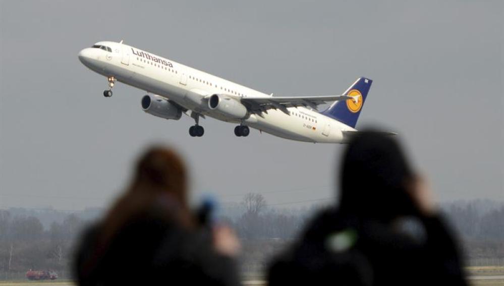 Un avión de Lufthansa sobrevuela dos personas