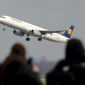 Un avión de Lufthansa sobrevuela dos personas