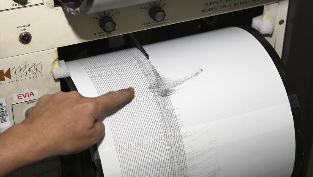 Un sismógrafo del Instituto Geográfico Nacional en Madrid recoge un terremoto