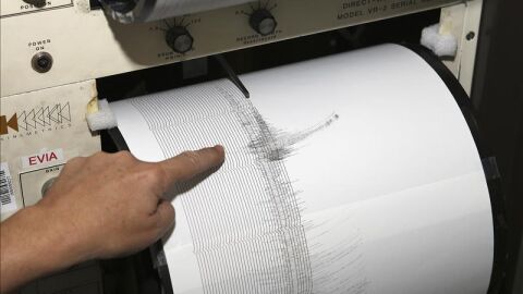 Un sism&oacute;grafo del Instituto Geogr&aacute;fico Nacional en Madrid recoge un terremoto