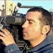 José Couso portando su cámara durante una grabación.