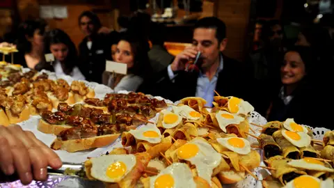 Imagen de archivo de un bar de tapas De tapeo