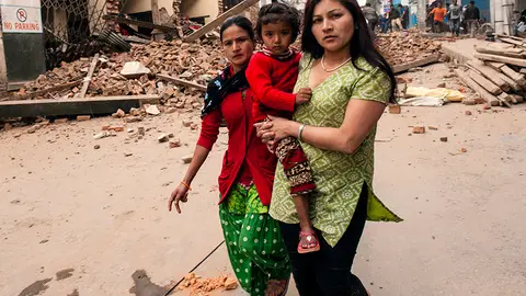 Mujeres en el terremoto Nepal - Contraparte Dos mujeres buscan un nuevo lugar donde cobijarse con su pequeño