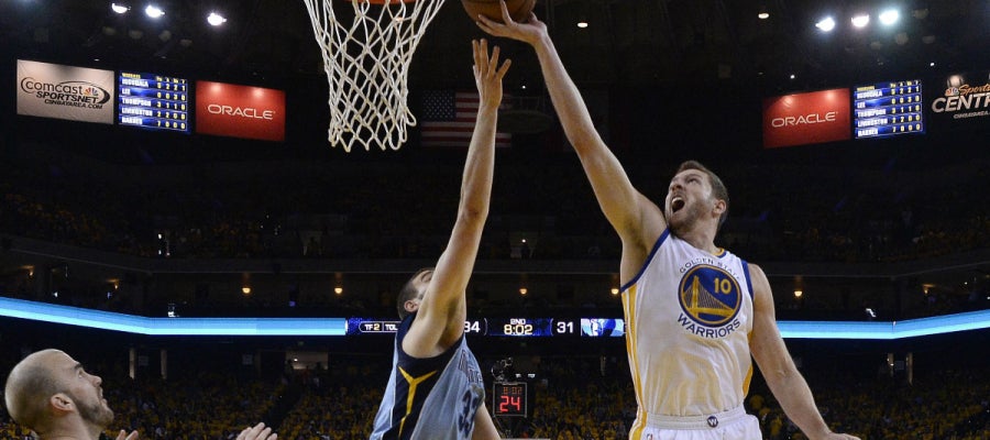 David Lee (d) de Golden State Warriors en acción ante Marc Gasol (c) de Memphis Grizzlies David Lee (d) de Golden State Warriors en acción ante Marc Gasol (c) de Memphis Grizzlies