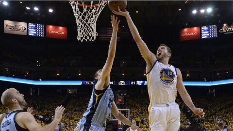 David Lee (d) de Golden State Warriors en acci&oacute;n ante Marc Gasol (c) de Memphis Grizzlies