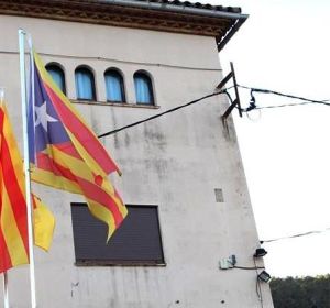 Una estelada en el Ayuntamiento de Gallifa, Barcelona Una estelada en el Ayuntamiento de Gallifa, Barcelona