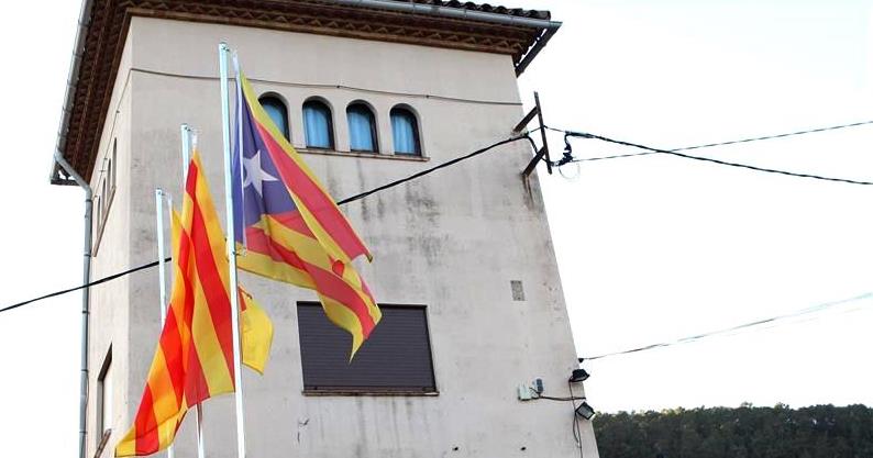 Ciudadanos inicia una campaña de retirada de símbolos independentistas de la calle Ciudadanos inicia una campaña de retirada de símbolos independentistas de la calle