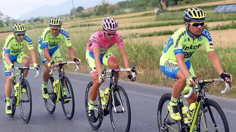 Alberto Contador en el Giro de Italia junto a su equipo Alberto Contador en el Giro de Italia junto a su equipo