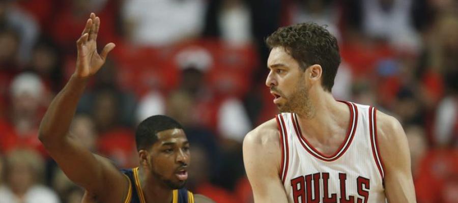 Pau Gasol con el balón ante Tristan Thompson Pau Gasol con el balón ante Tristan Thompson