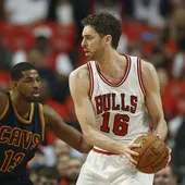 Pau Gasol con el balón ante Tristan Thompson Pau Gasol con el balón ante Tristan Thompson